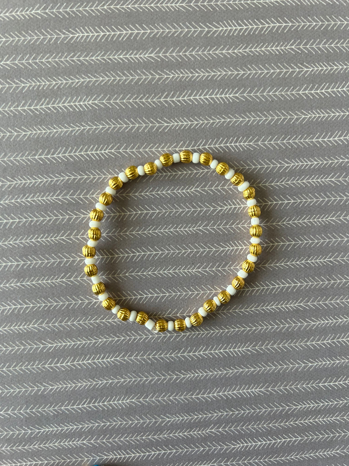 Preppy gold stretch bracelet