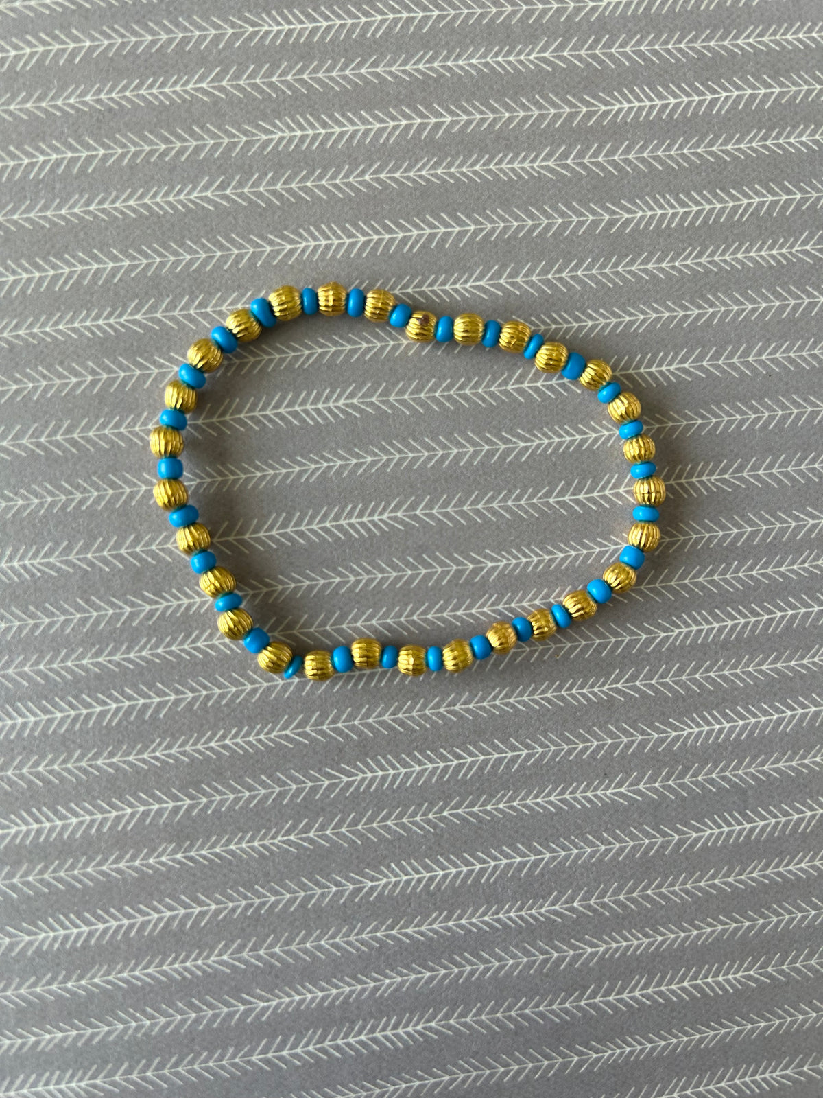 Preppy gold stretch bracelet