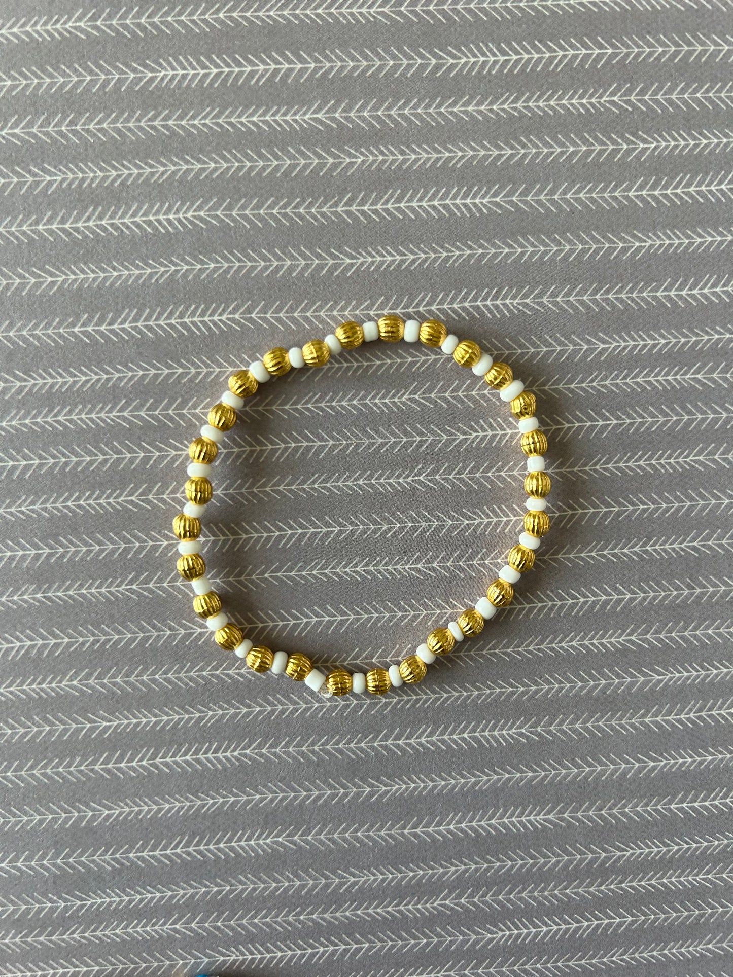 Preppy gold stretch bracelet