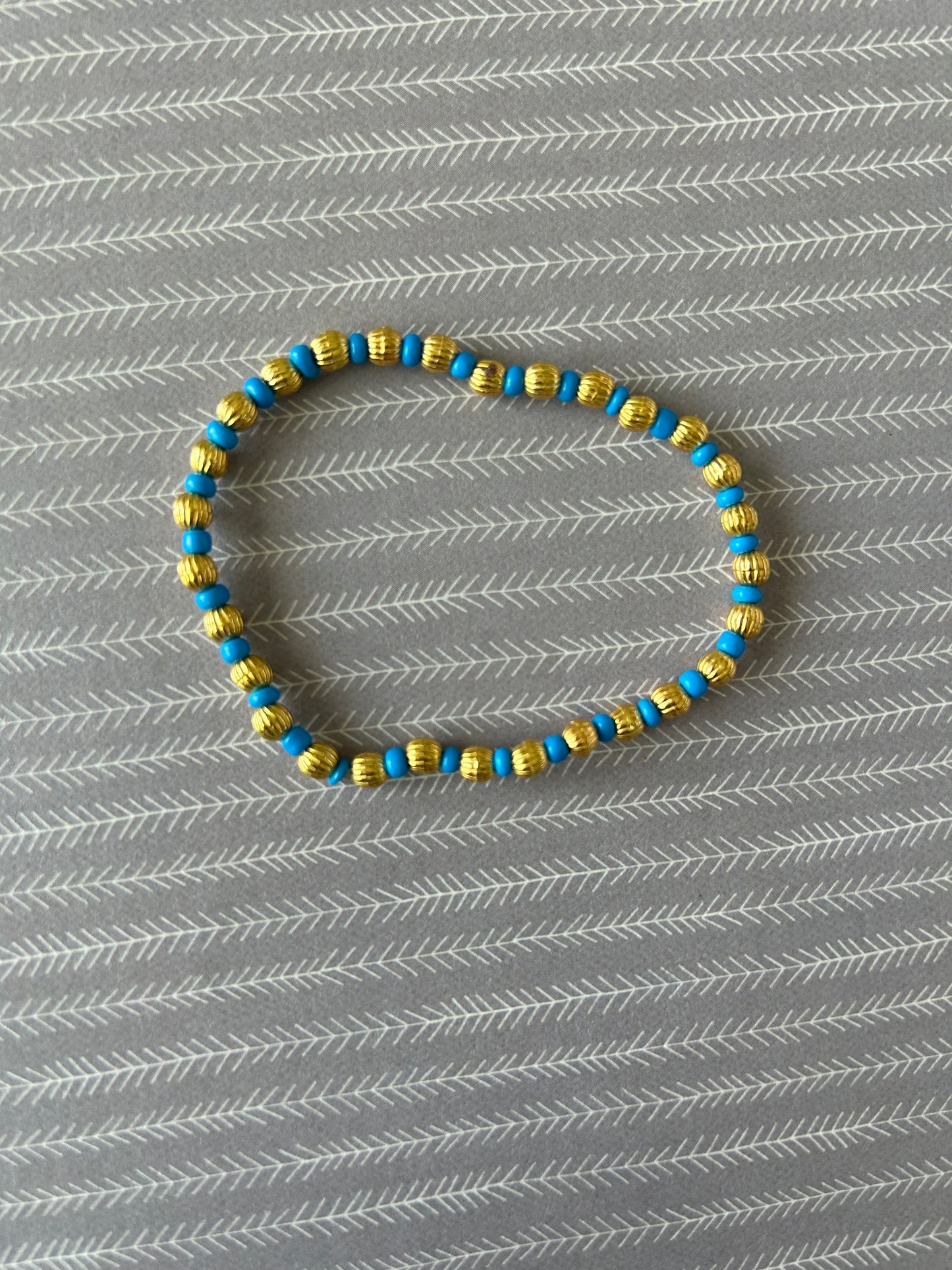 Preppy gold stretch bracelet